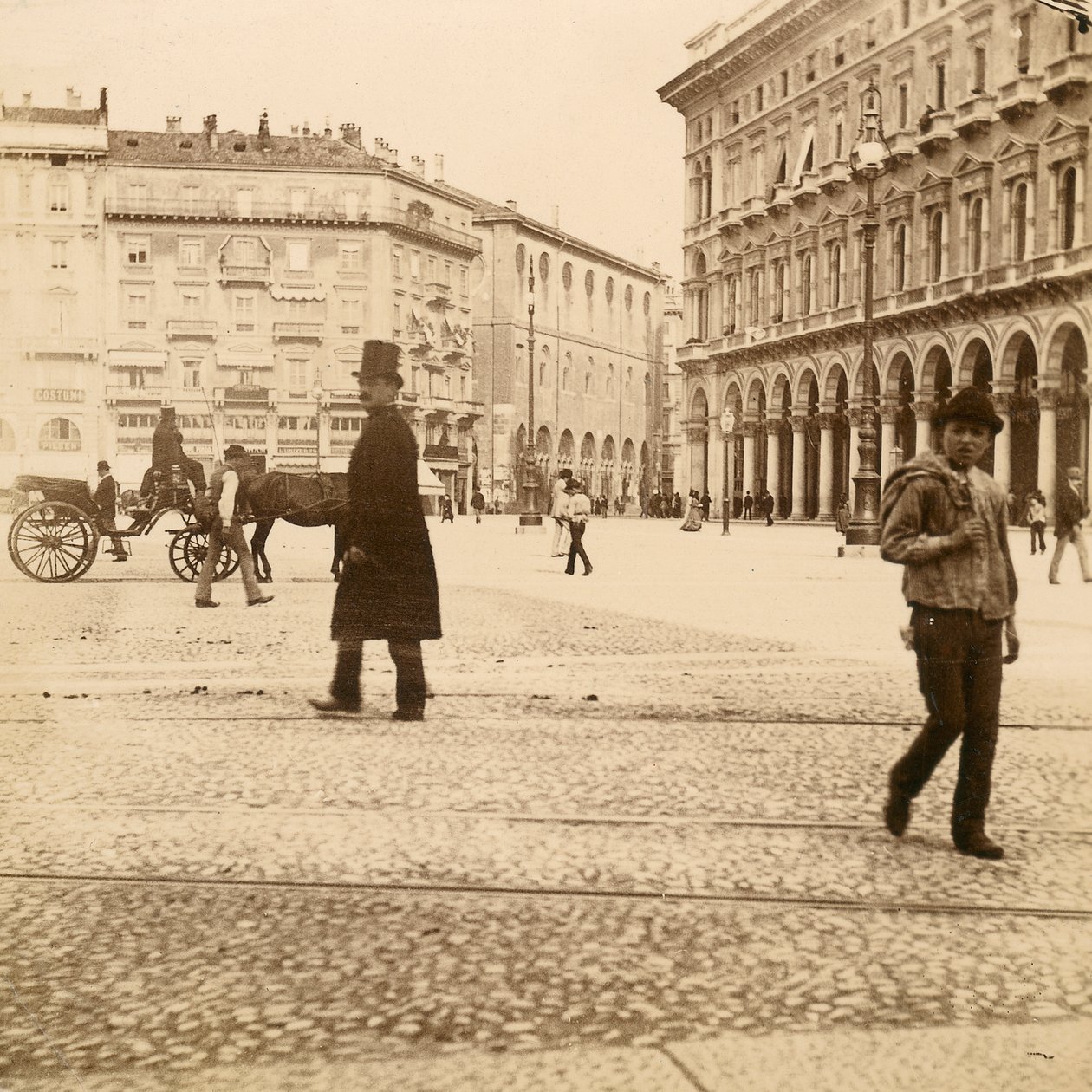 Uitzicht op de Piazza del Duomo, Milaan, 1873 door Italian Photographer