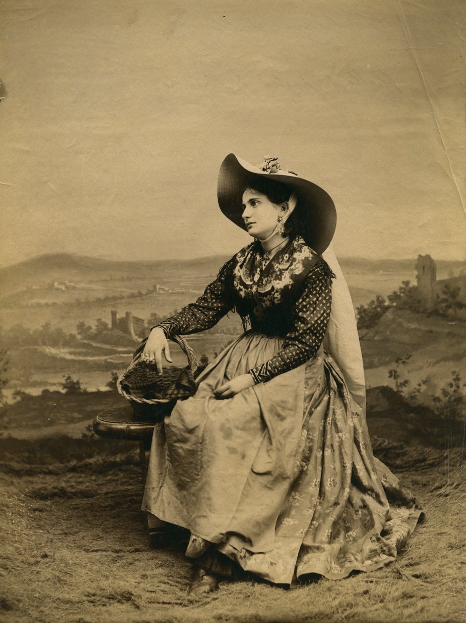 Jonge vrouw gekleed in kleding en strohoed uit het platteland van Siena, Toscane, Italië, foto door Paolo Lombardi, Siena, ca. 1890 door Italian Photographer