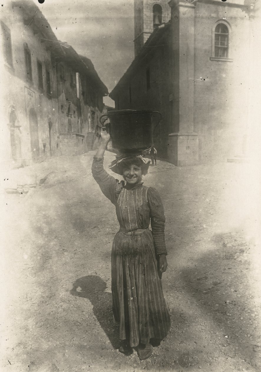 Jonge vrouw in traditionele kleding, Roccaraso, Abruzzo, Italië, ca 1905 door Italian Photographer