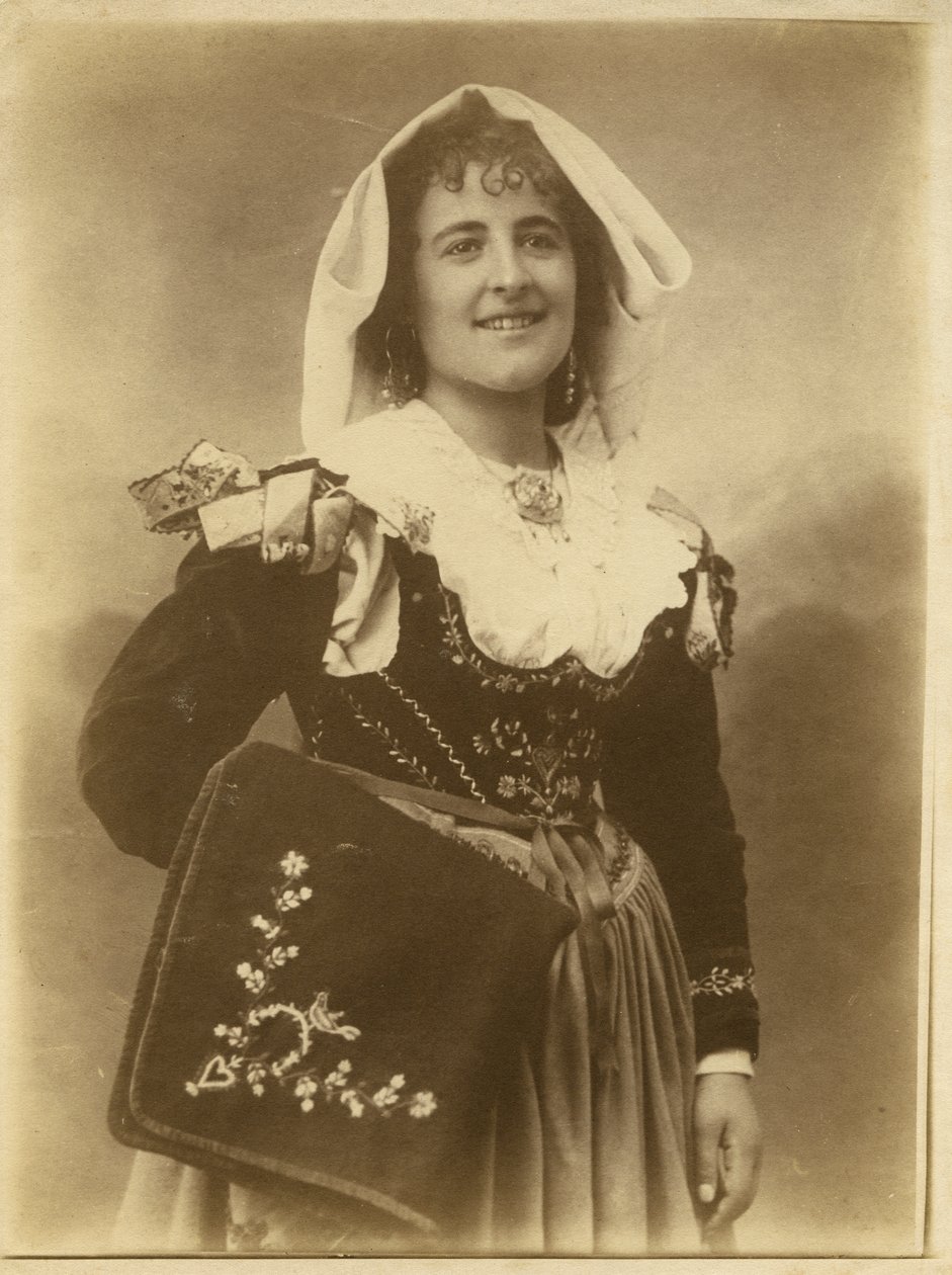 Jonge vrouw in traditionele kleding en hoofdtooi, Abruzzo, Italië door Italian Photographer