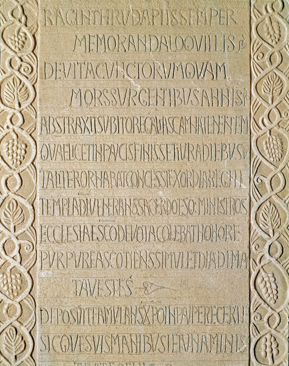 Archeologie van de Middeleeuwen. Barbaarse kunst van Lombardije: grafsteen van koningin Ragnetrude, daterend uit 740-750. Lombardische kunst. Pavia, Civiek Museum, Archeologische Sectie door Italian School