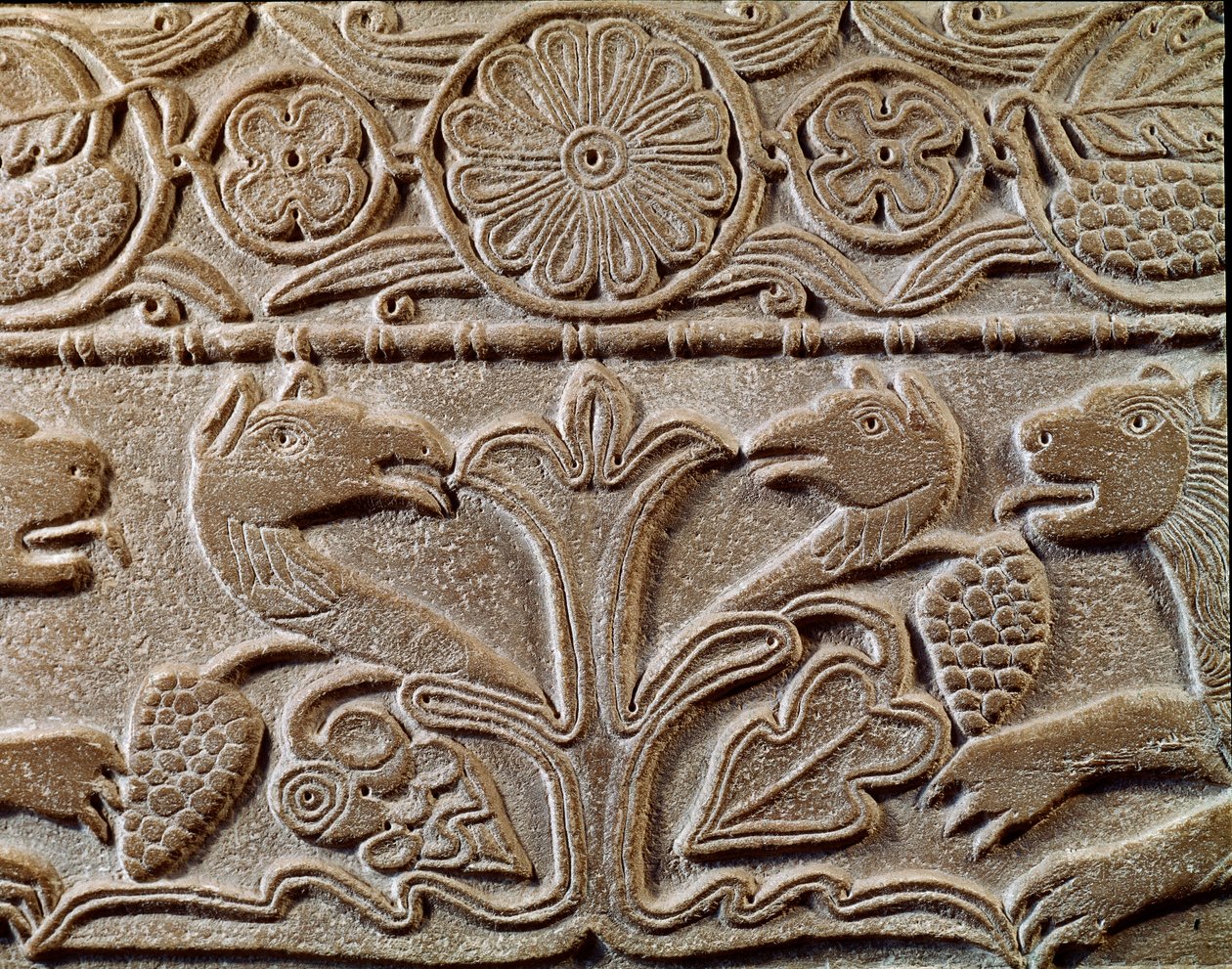 Archeologie van de Middeleeuwen. Barbaarse kunst van Lombardije: pluteus van Prinses Theodote, minnares van Koning Cunipert genaamd de Vrome. Detail van de plaat met griffioenen, circa 720. Lombardische kunst, marmer. Pavia, Museum door Italian School