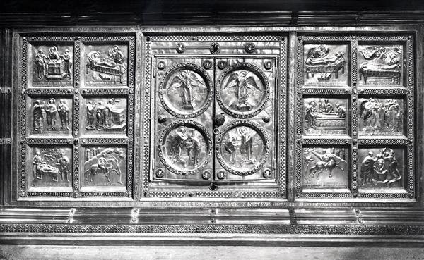 Achterkant van het Wulvinius-altaar, geschonken door Angilberto II in 835 door Italian School