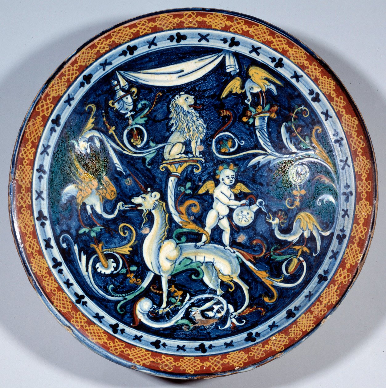 Cafaggiolo faience beker versierd met fantastische dieren door Italian School