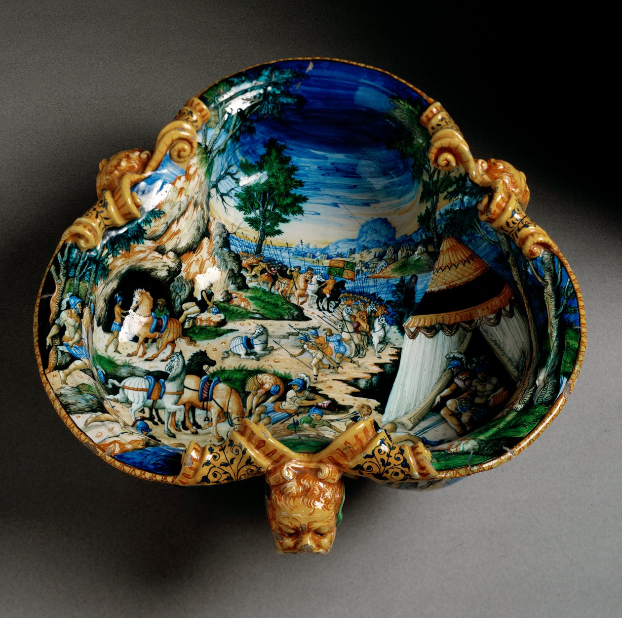 Keramische beker in de vorm van een klaver versierd met de voorstelling van Hannibal tijdens de oversteek van de Alpen geproduceerd in Urbino in de werkplaats Fontana, Italië. Circa 1550 door Italian School