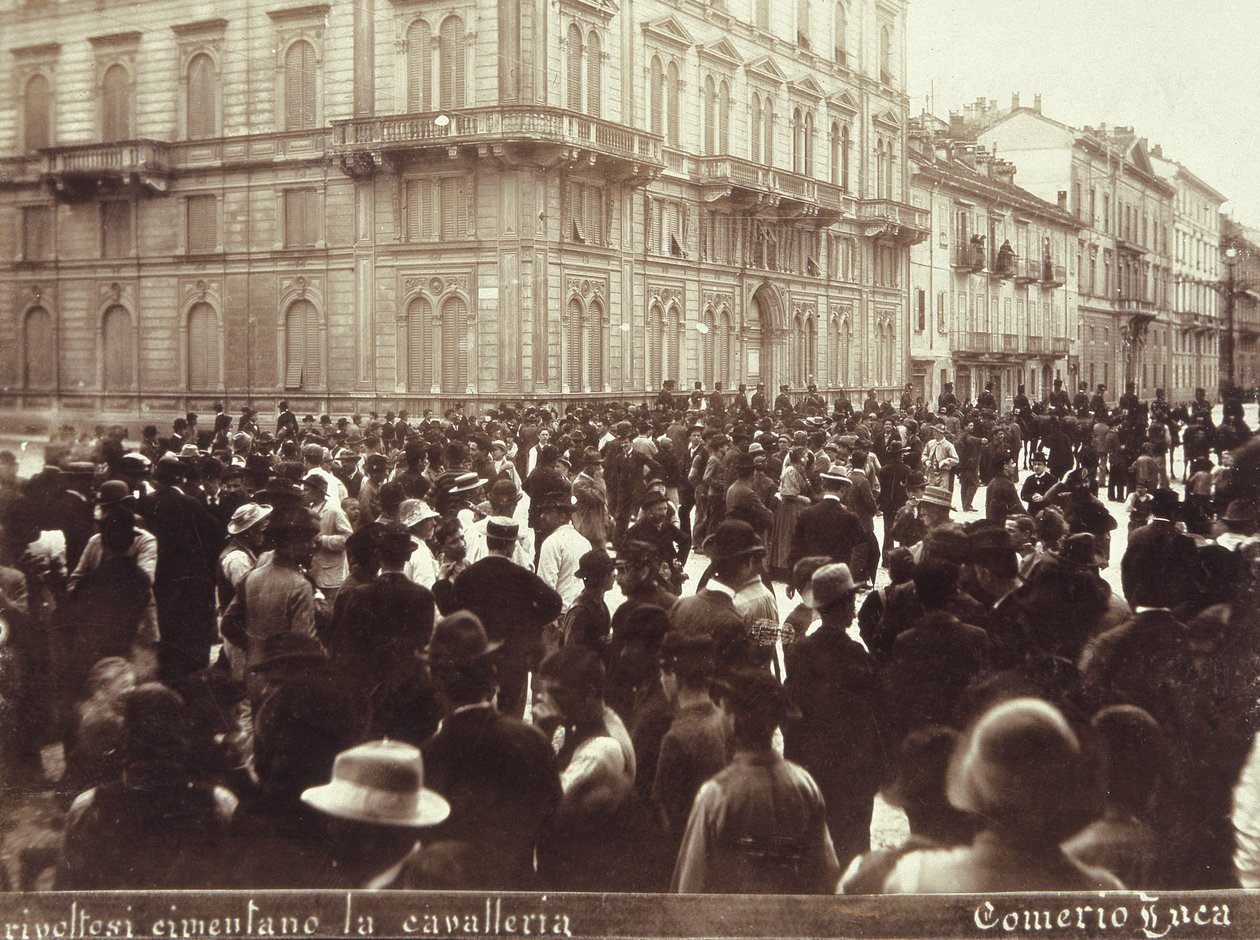 Burgers dagen de cavalerie van generaal Bava Beccaris uit, tijdens de rellen in Milaan, 6-9 mei 1898 door Italian School