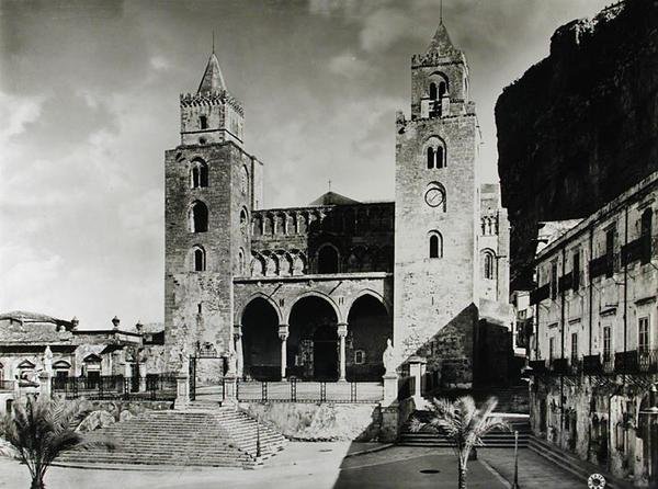 Exterieur van de Duomo, begonnen in 1131 door Koning Roger II (overleden 1154) van Sicilië door Italian School