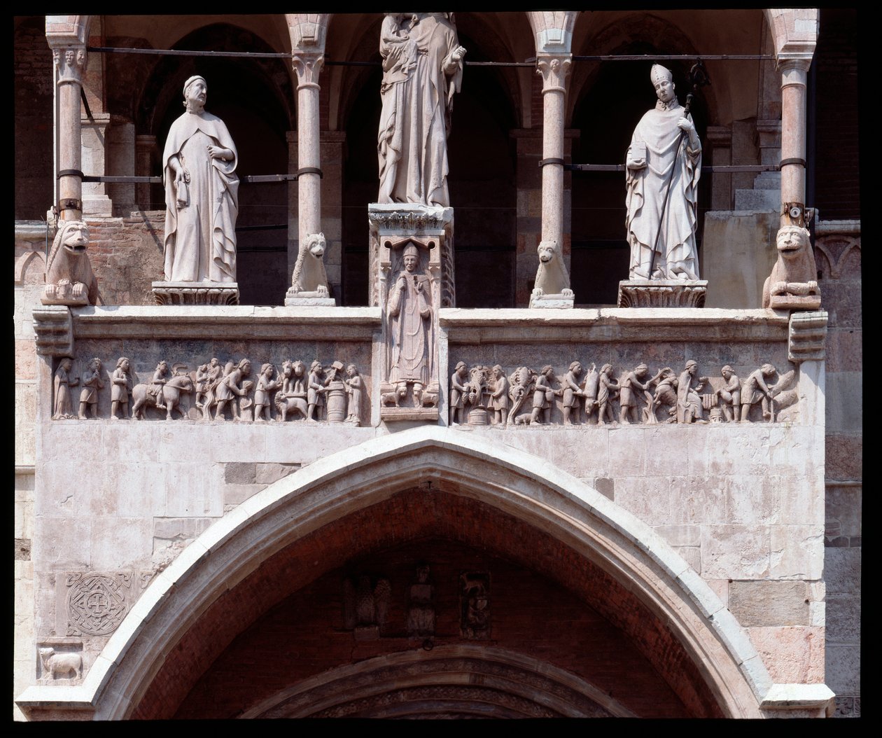 Fries van de maanden van de hoofdingang (sculptuur) door Italian School