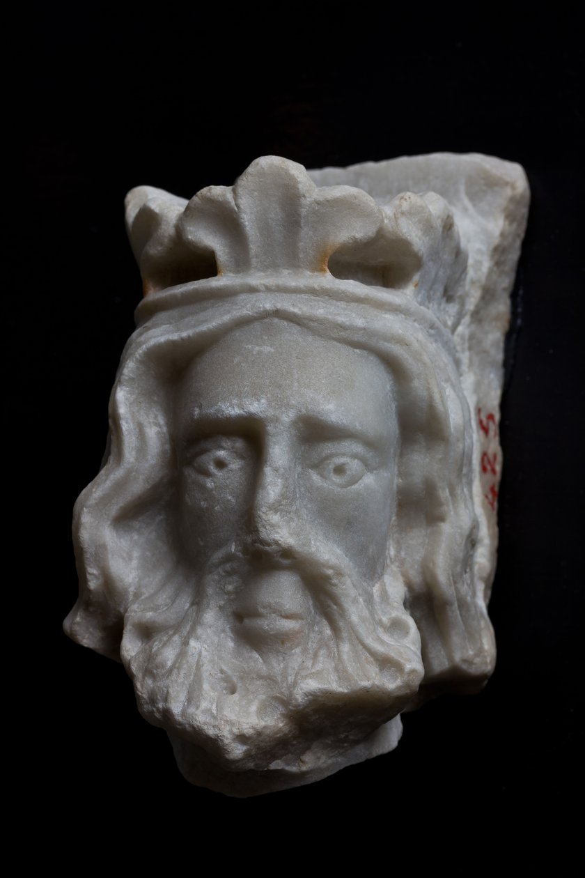 Genua, Museum van St. Augustinus: fragment van gekroond hoofd, door onbekende beeldhouwer uit Noord-Frankrijk; XIII - XIV eeuw door Italian School
