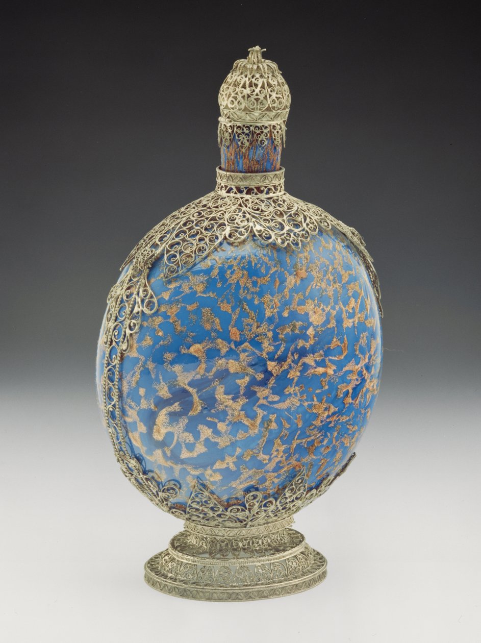 Vergulde Blauwe Fles Met Filigraanmontuur, Venetiaans (geblazen glas en zilver) door Italian School