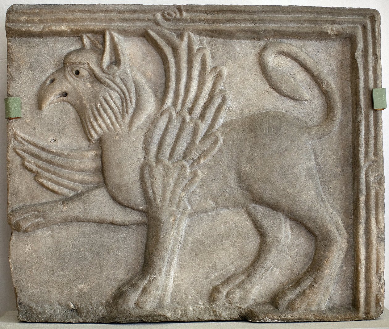 Griffioen (of grype). Laag reliëf gebeeldhouwd, marmer, Venetië (Italië) 12e eeuw. Nationale Galerie, Sternberg Paleis, Praag (Tsjechië) door Italian School