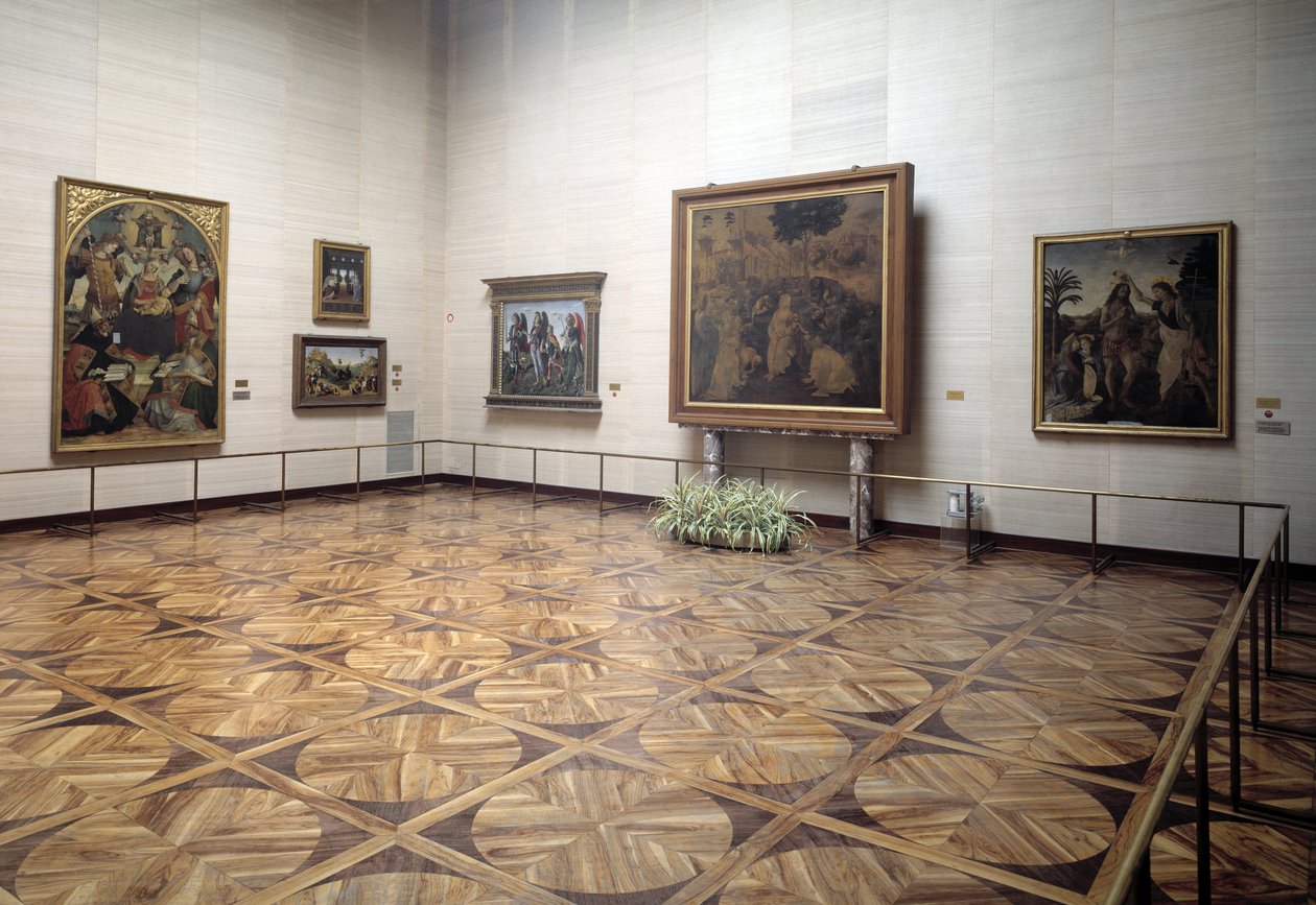 Zaal van het museum met De Aanbidding der Wijzen door Vinci, de Doop van Christus door Verrocchio en Vinci, de Heilige Drie-eenheid met Maagd en Heiligen door Signorelli door Italian School