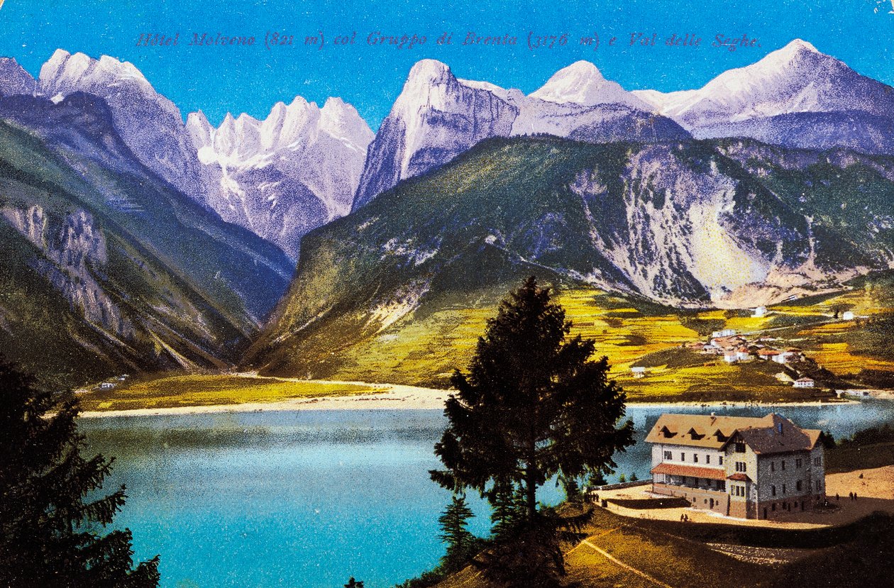 Hotel Molveno met Brenta Groep en Val delle Seghe, ansichtkaart, Trentino-Alto Adige, Italië, 20e eeuw door Italian School