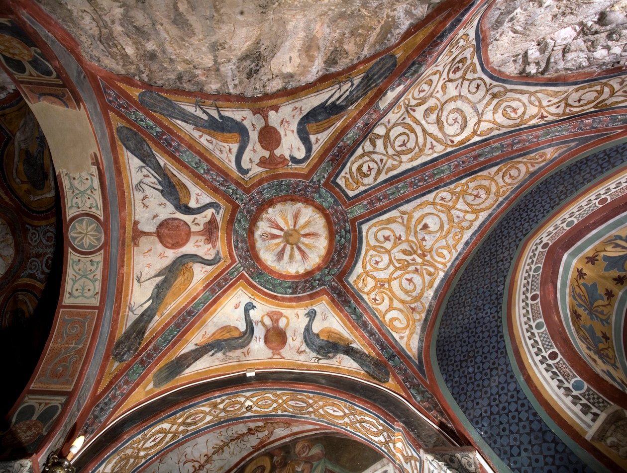 Interieur van de kapel van Sint Gregorius versierd met fresco