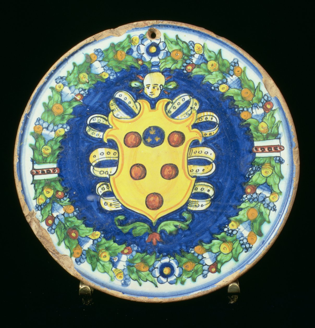 Maiolica bord met het wapen van de Medici en een rand van bladeren en fruit, Italiaans, 16e eeuw door Italian School
