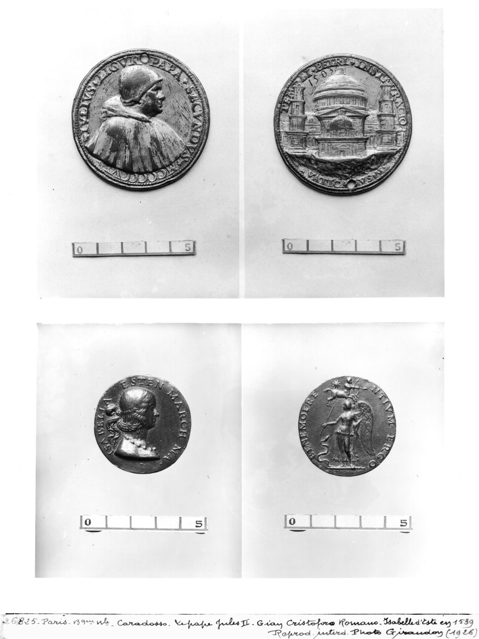Medailles met paus Julius II (1443-1513) met St. Pieter door Caradosso en Isabella d