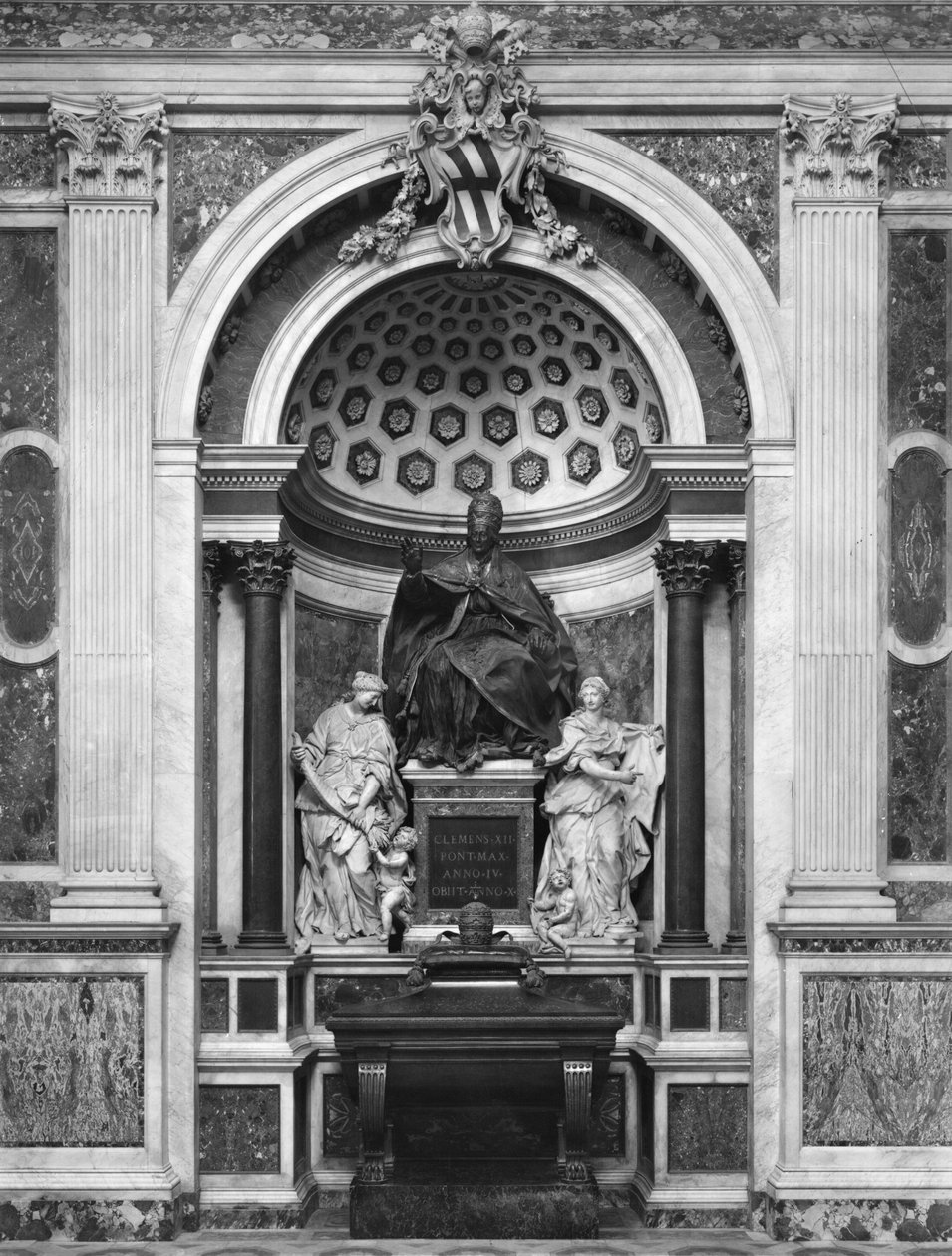 Monument voor Paus Clemens XII (1652-1740) met porfieren urn en zuilen, uit het Pantheon door Italian School