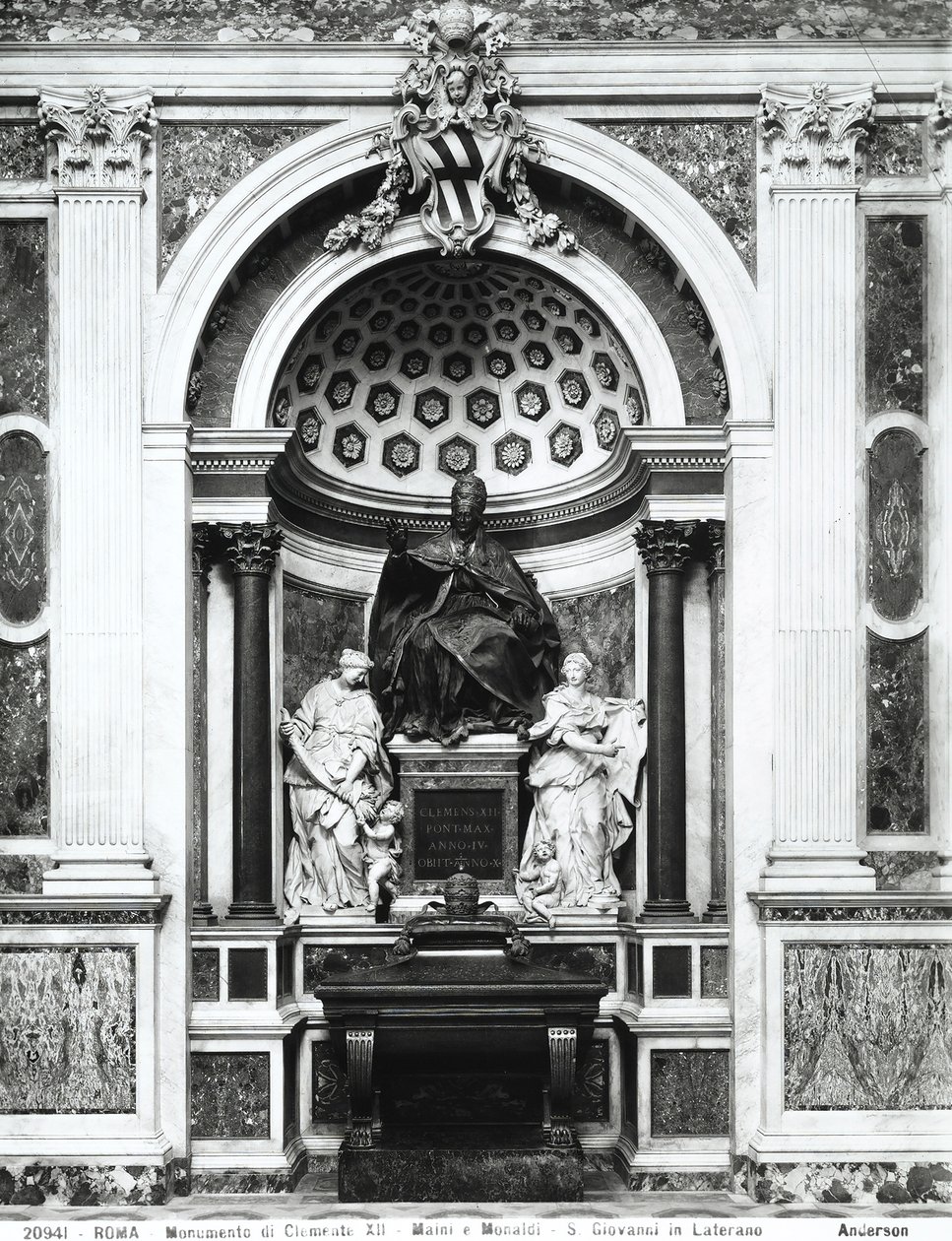 Monument voor paus Clemens XII met porfieren urn en zuilen uit het Pantheon, tussen Gematigdheid (L.) en Voorzichtigheid (R.) in Corsini-kapel door Italian School