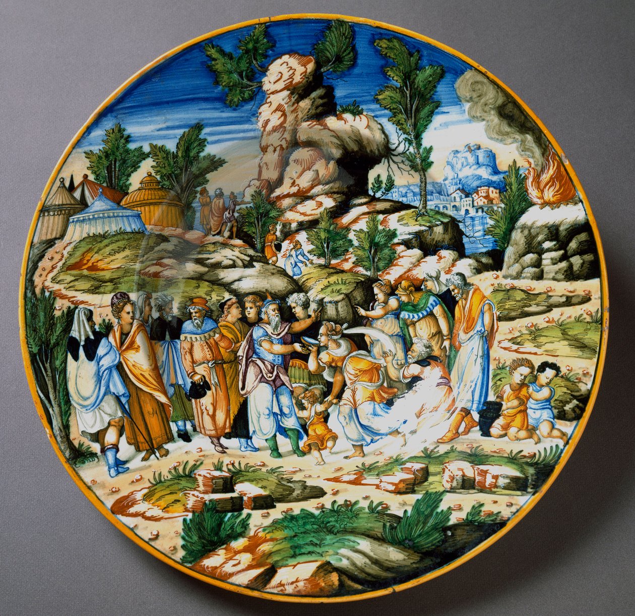 Mozes haalt water uit de rots en geeft het volk van Israël te drinken Keramische plaat geproduceerd in Urbino in de werkplaats Fontana, Italië. Circa 1560 door Italian School