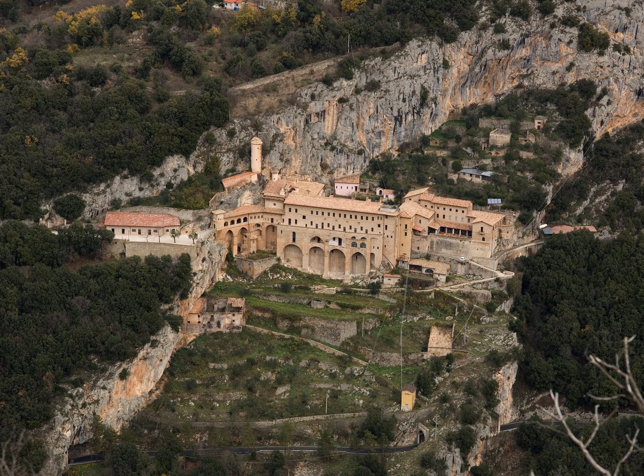 Overzicht van het klooster van St. Benedetto (Sacro Speco) gebouwd vanaf de 12e eeuw, Subiaco (Rome), Italië door Italian School