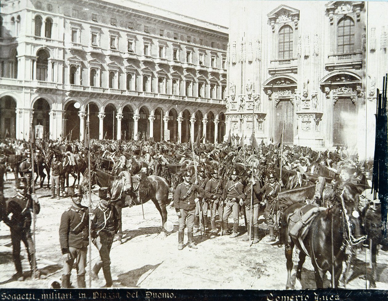 Soldaten, onder bevel van generaal Bava Beccaris, voor de kathedraal, tijdens de rellen in Milaan, 6-9 mei 1898 door Italian School