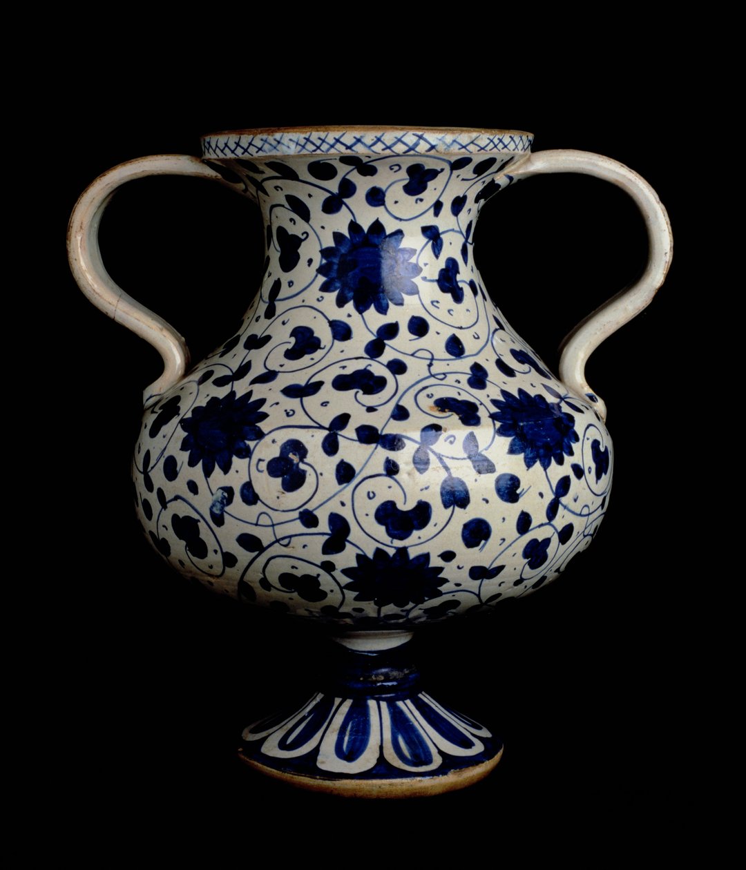 Tweehandige polychrome lustervaas met blauwe en witte decoratie, Italiaans, gemaakt in Deruta, begin 16e eeuw door Italian School