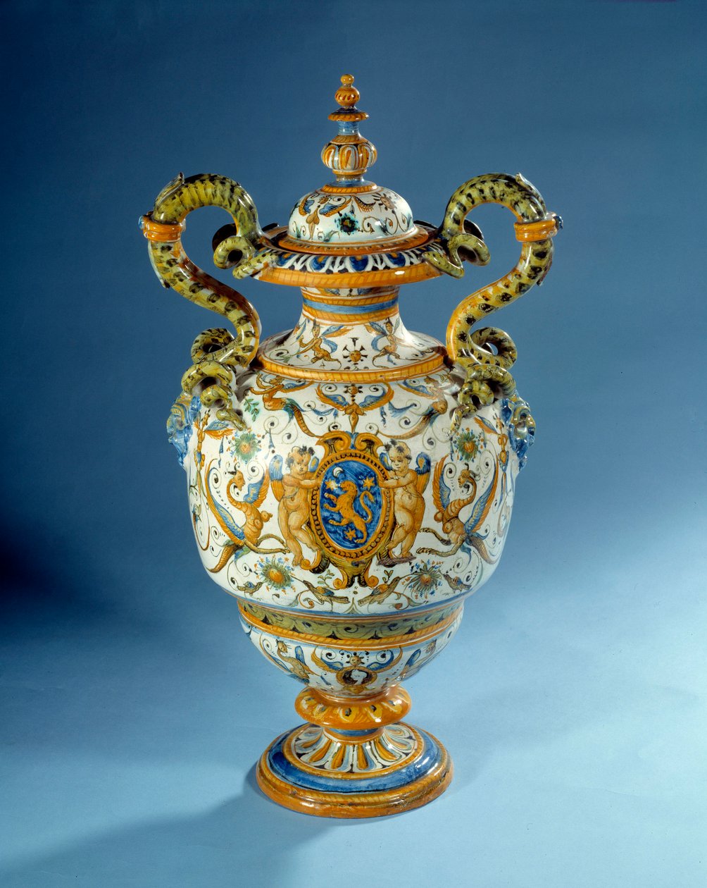 Vaas met gedraaide handvatten in majolica (maiolica) gemaakt in de faiencefabrieken van Patanazzi in Italië door Italian School