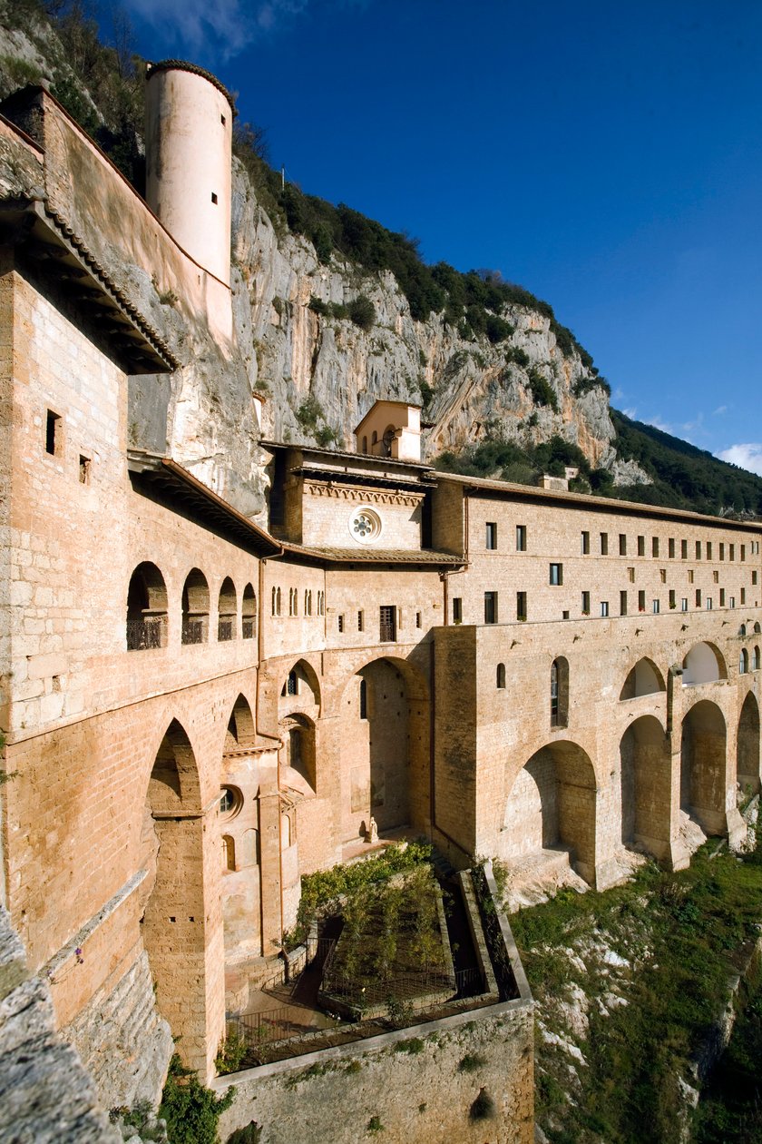 Uitzicht op het klooster van St. Benedetto (Sacro Speco) gebouwd vanaf de 12e eeuw, Subiaco (Rome), Italië door Italian School