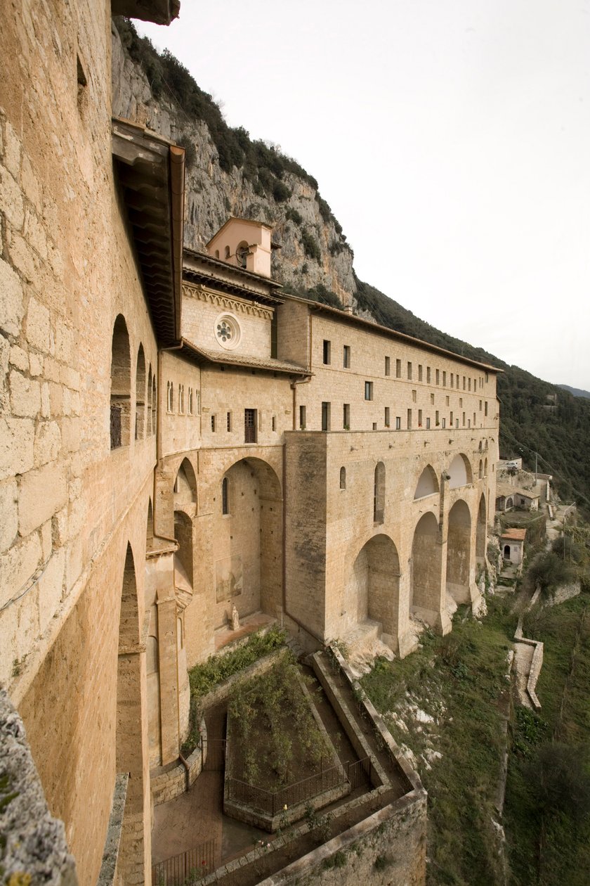 Uitzicht op het klooster van St. Benedetto (Sacro Speco) gebouwd vanaf de 12e eeuw, Subiaco (Rome), Italië door Italian School