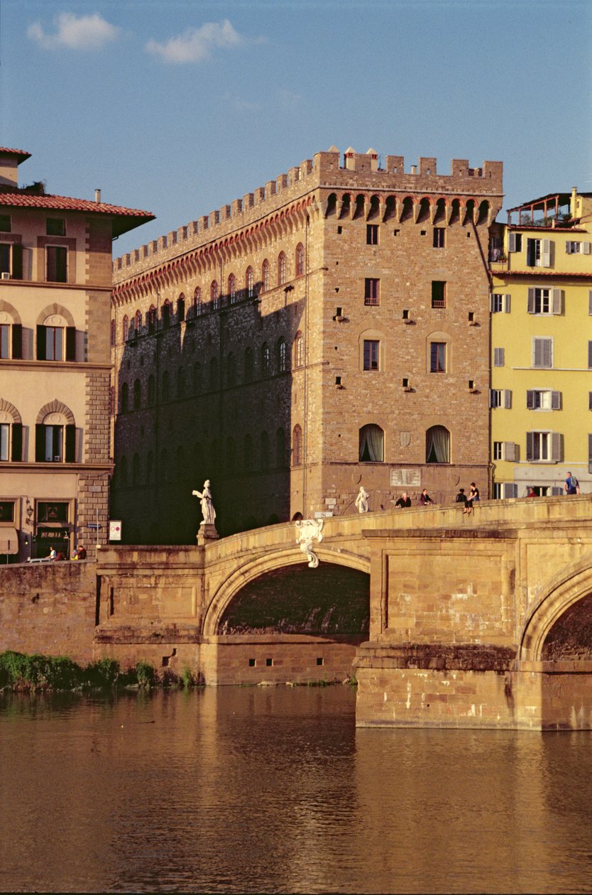 Uitzicht op het Museo Ferragamo en Ponte Santa Trinita door Italian School