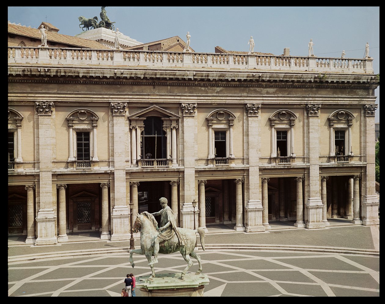 Uitzicht op het Palazzo Nuovo en het ruiterstandbeeld van Marcus Aurelius door Italian School