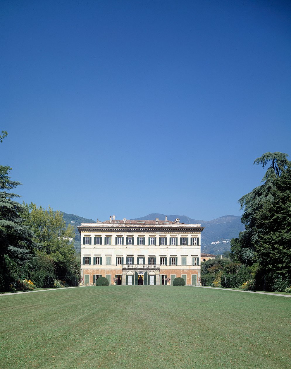Uitzicht op de gevel van Villa reale di Marlia (of Palazzo Orsetti) door Italian School