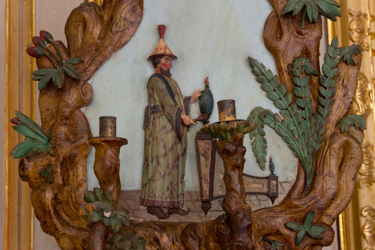 Wandkandelaar met exotische decoraties, speelkamer door Italian School