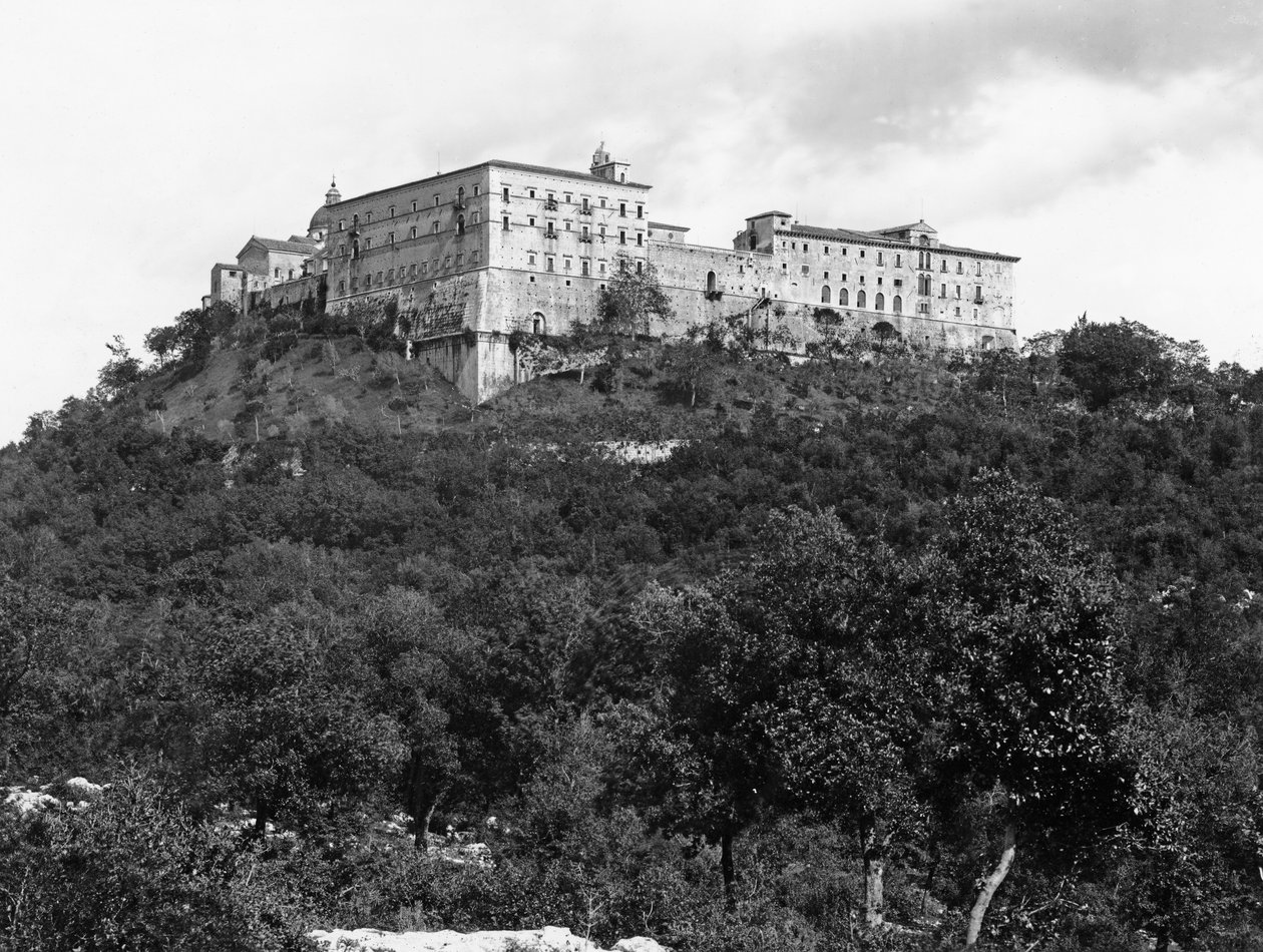 Algemeen zicht op de abdij buiten op Monastery Hill door Italian School Italian School