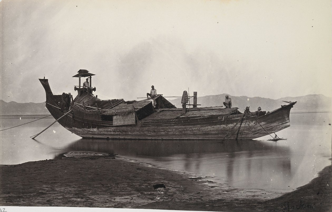 Een balkzicht van een laung-zat of rijstboot aangemeerd aan de oever van de Irrawaddy-rivier door J. Jackson