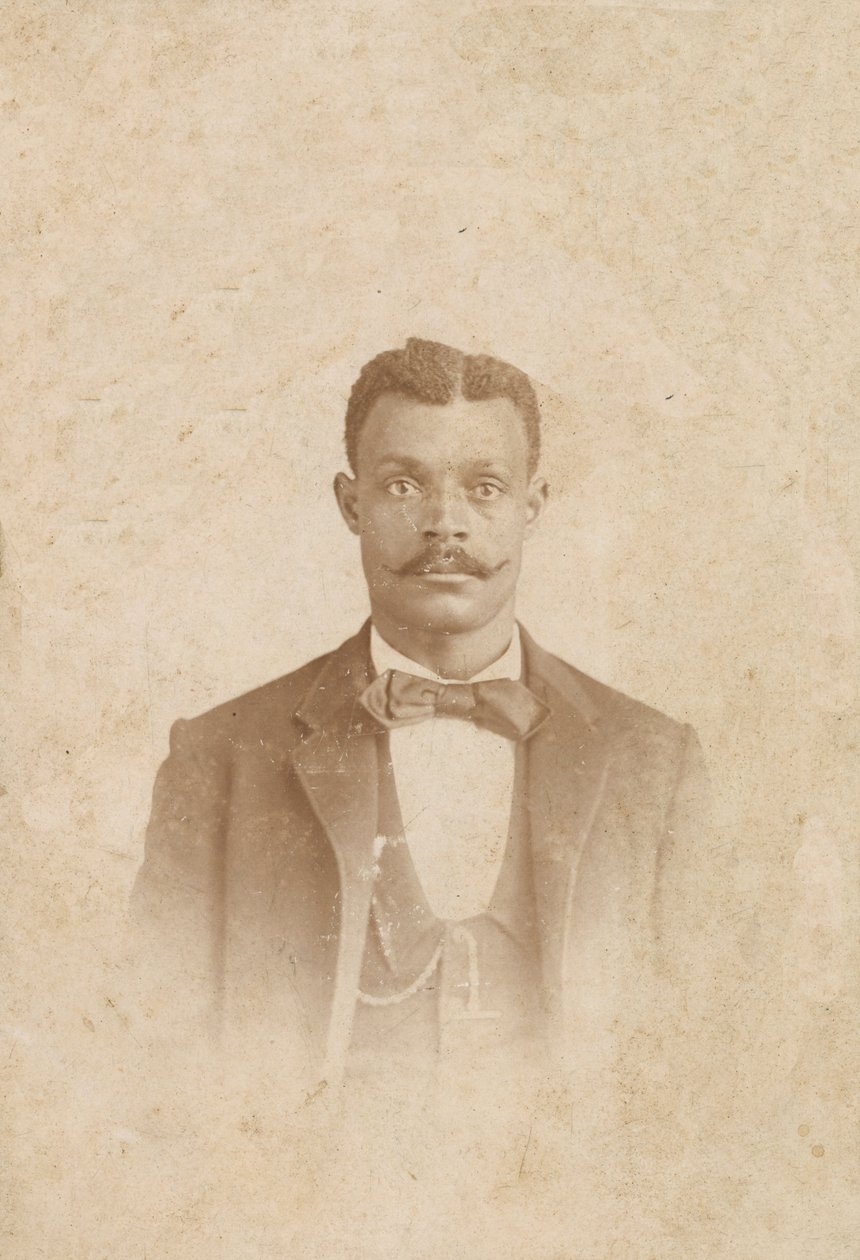 Foto van een man in een pak, vest en stropdas, 1880s - 1900 door J. W. Taylor