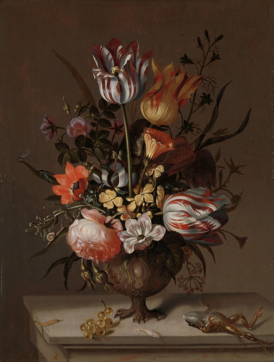 Stilleven met een vaas bloemen en een dode kikker door Jacob Marrel