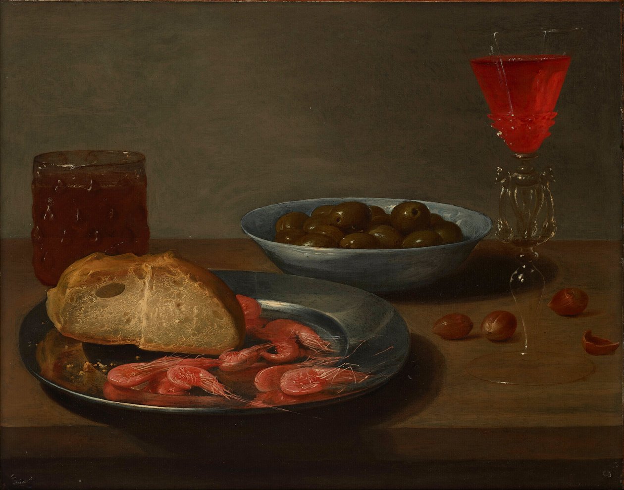 Een bord met garnalen en een broodje, een schaal met olijven, een façon de Venise, een glas bier en amandelen op een tafel door Jacob Van Es