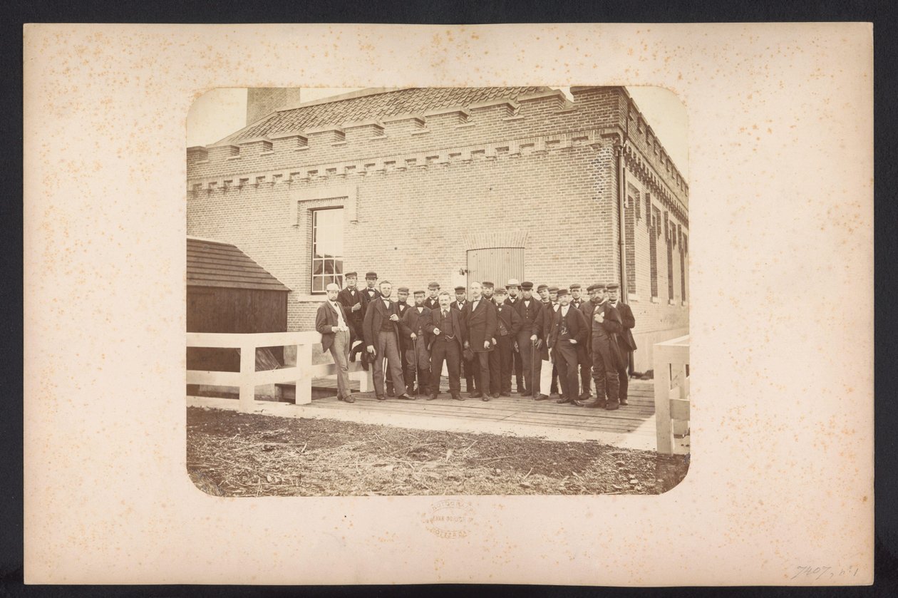 Groepsfoto van de werklieden, 1867-1869 door Jacobus van Gorkom jr.