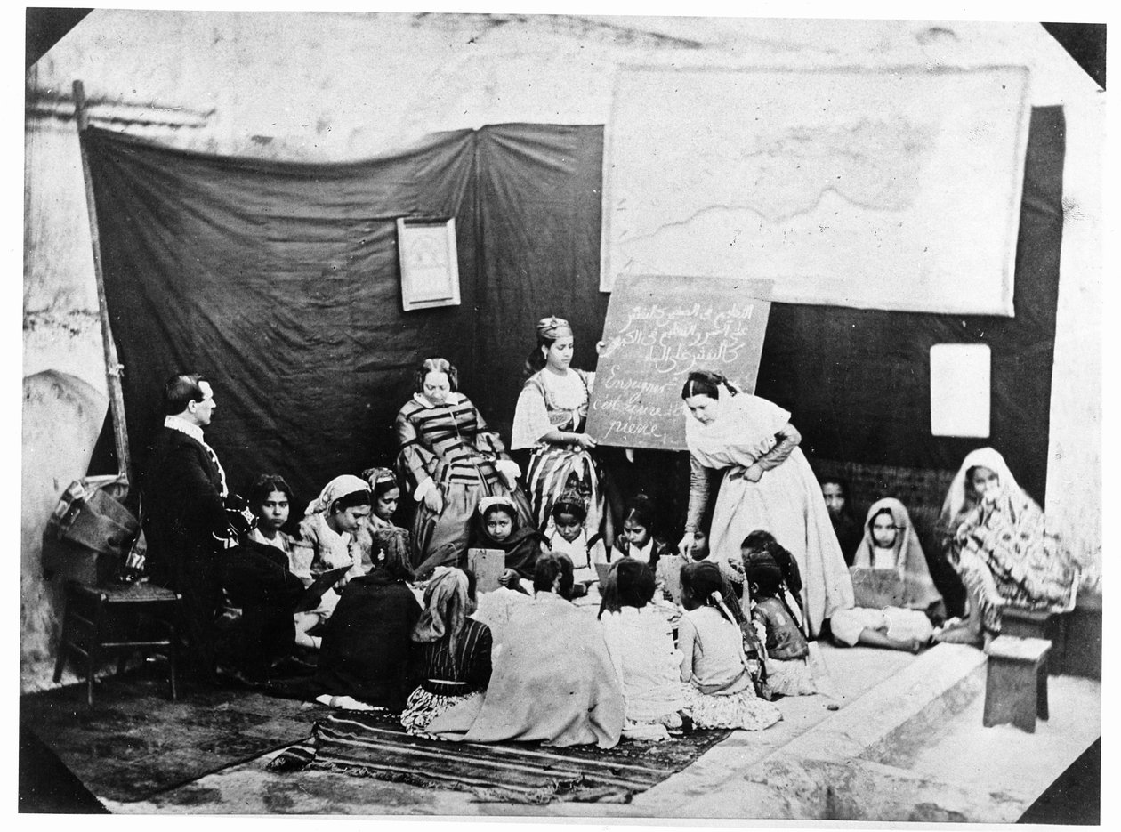 School voor Jonge Meisjes onderwezen door Madame Luce, Algiers, 1856 door Jacques Antoine Moulin