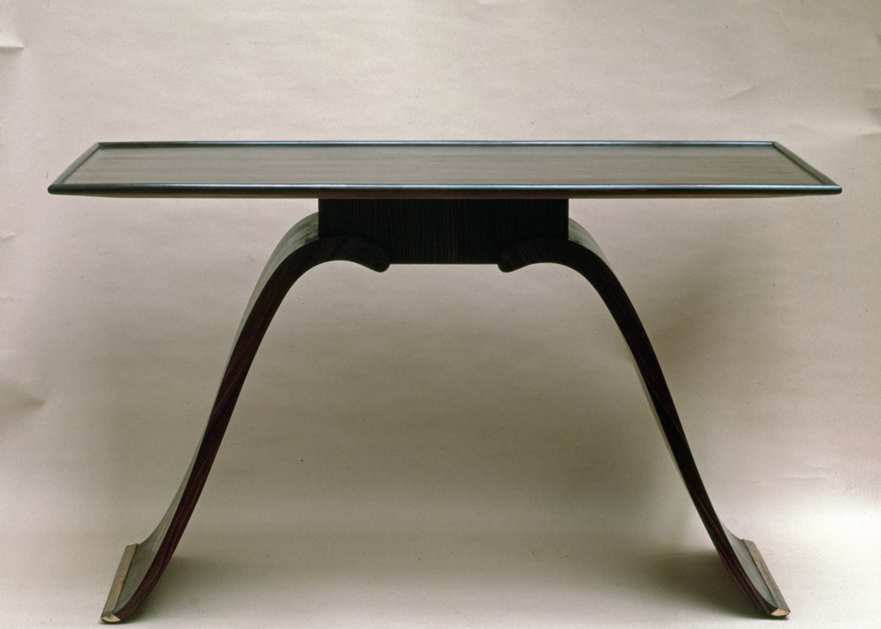 Macassin ebbenhouten tafel, met messing gebonden voeten, door Emile Jacques Ruhlmann, c.1930-32 door Jacques Emile Ruhlmann