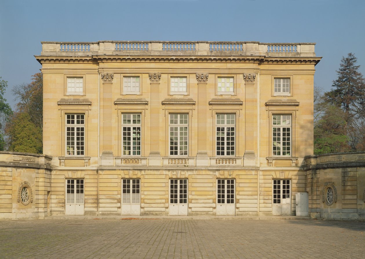 Uitzicht op de Binnenplaatsgevel van het Petit Trianon, gebouwd 1762-64 door Jacques Ange Gabriel