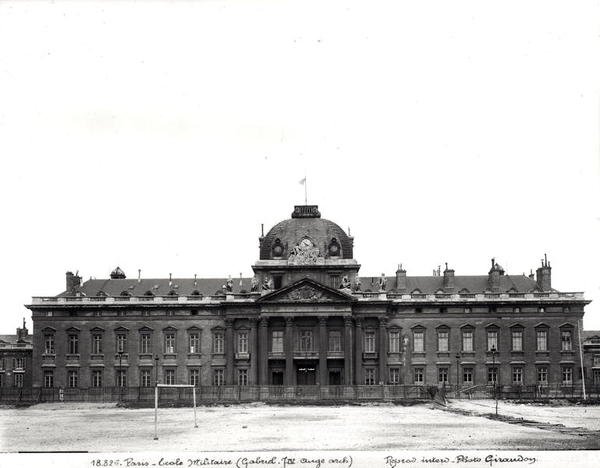 Gevel en koepel van de Ecole Militaire, gebouwd 1751-73 door Jacques Ange Gabriel