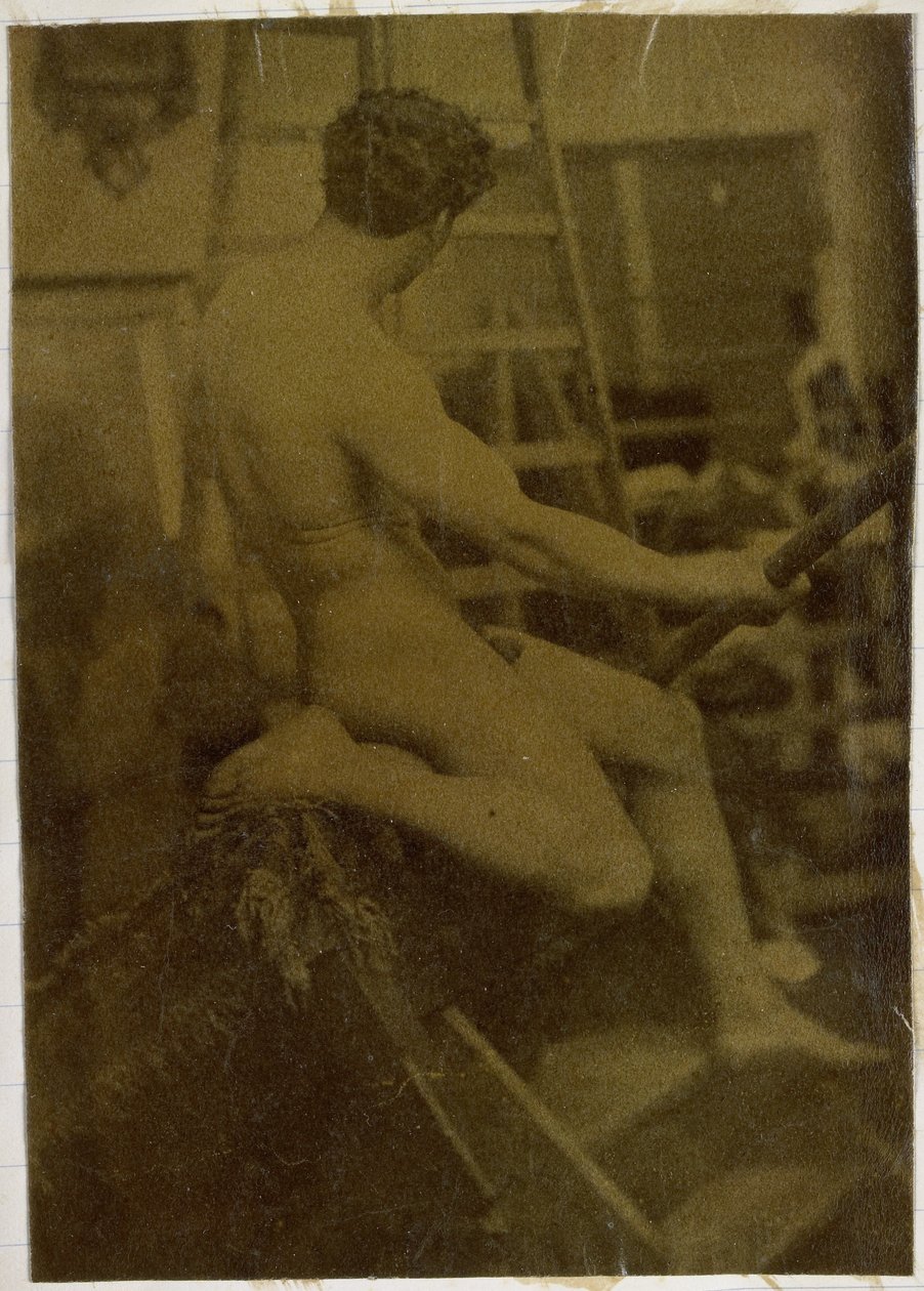 Studie van een mannelijk naaktmodel, op de rug gezien, in het atelier van Jacques de Lalaing door Jacques Lalaing (attributed to)