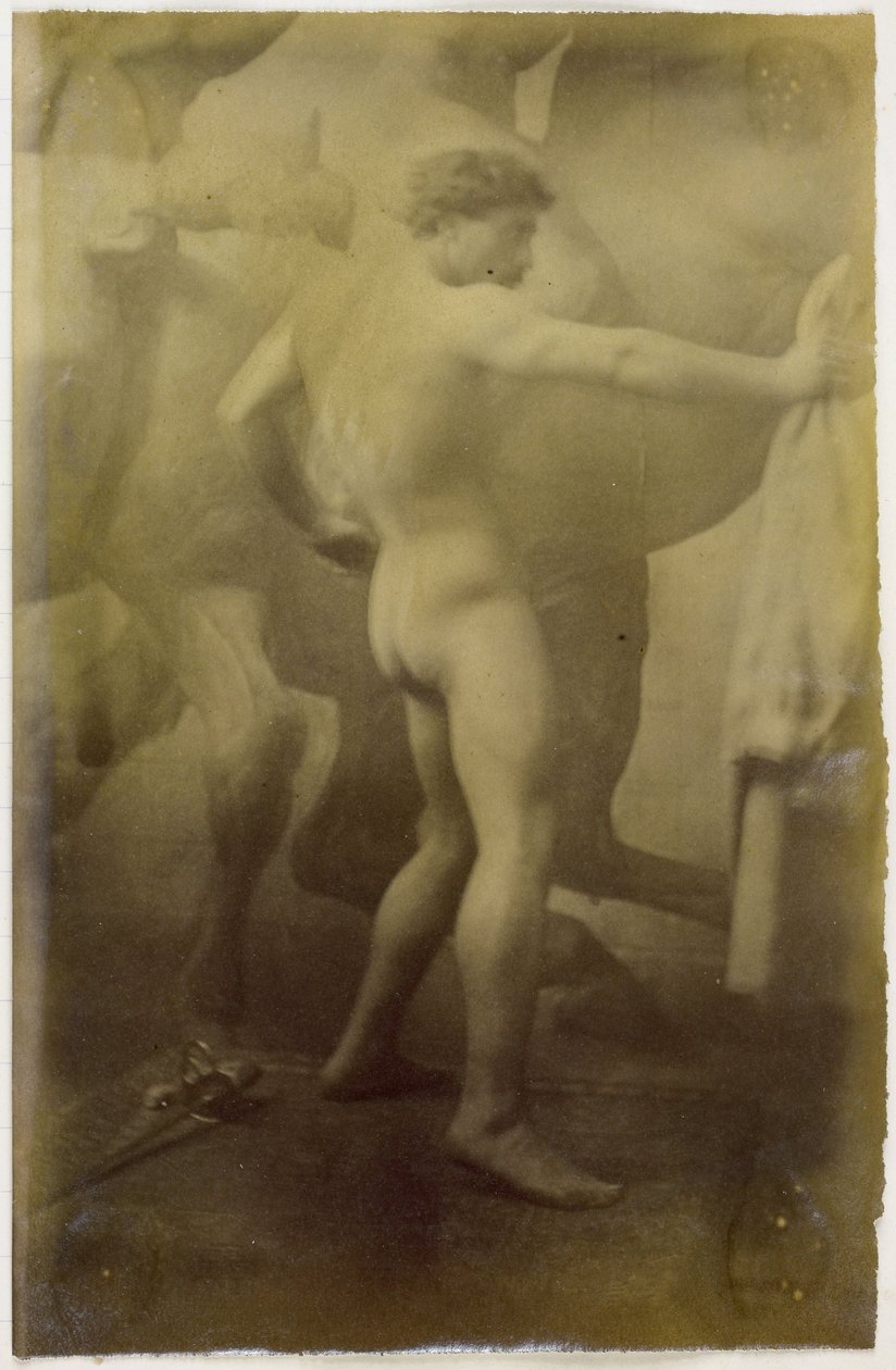 Studie van een mannelijk naaktmodel, staand tegen de achtergrond van een monumentale muurschildering van paarden, in het atelier van Jacques de Lalaing door Jacques Lalaing (attributed to)