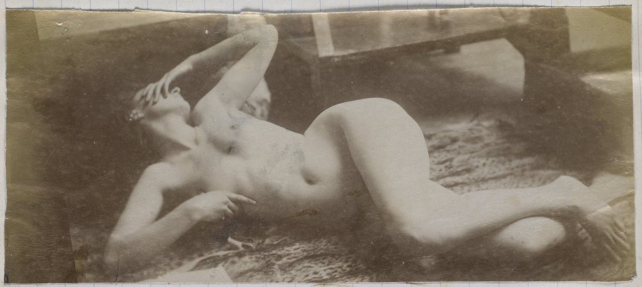 Studie van een vrouwelijk naaktmodel, liggend op een tijgervel, in het atelier van Jacques de Lalaing door Jacques Lalaing (attributed to)