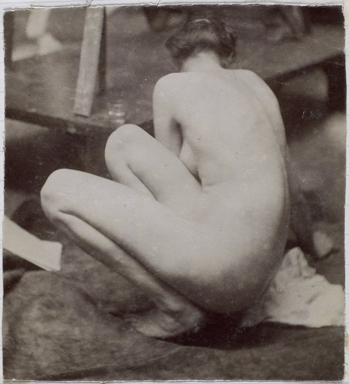 Studie van een vrouwelijk naaktmodel, op de rug gezien, voorstudie voor element voor een fontein in Musee des Beaux arts, Doornik en voor cirkelvormige fontein door Jacques Lalaing (attributed to)