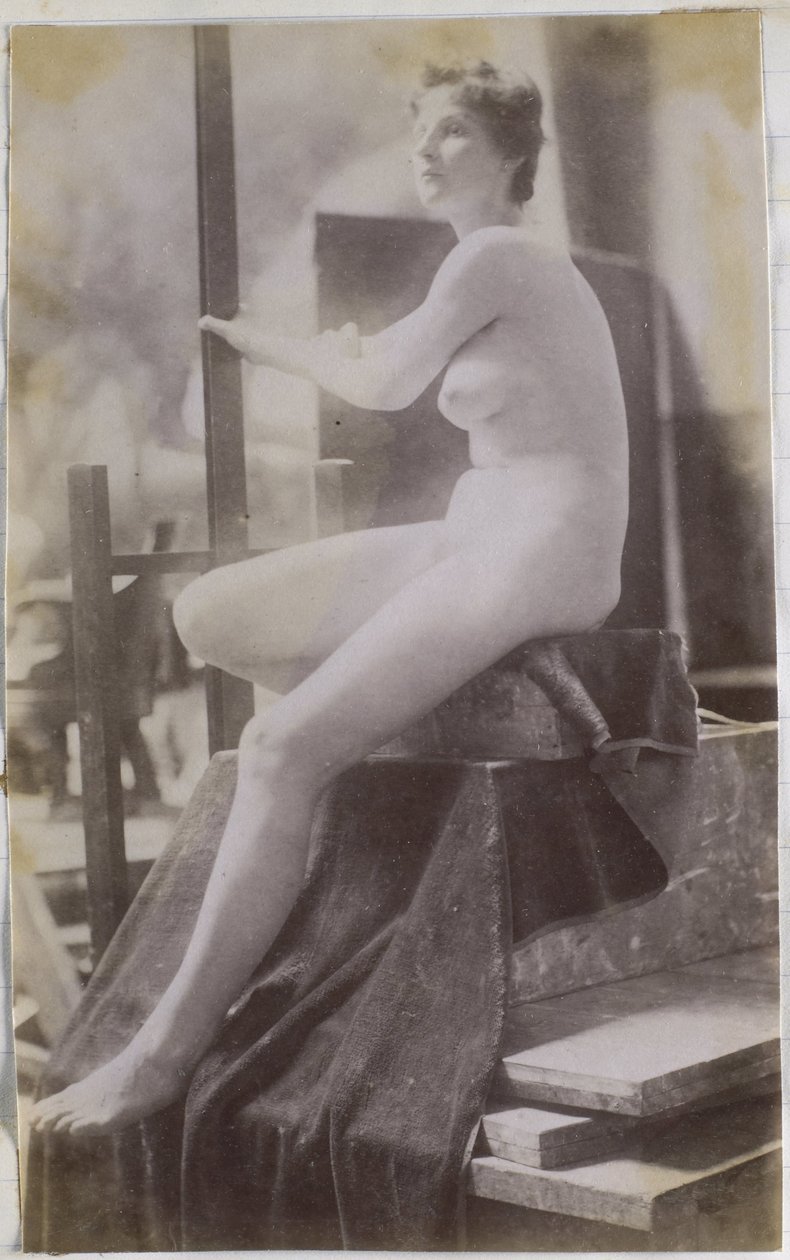 Studie van een vrouwelijk naaktmodel, zittend op podium en schuin van opzij gezien, voorstudie voor grafmonument Fernand Scribe op kerkhof van Gent door Jacques Lalaing (attributed to)