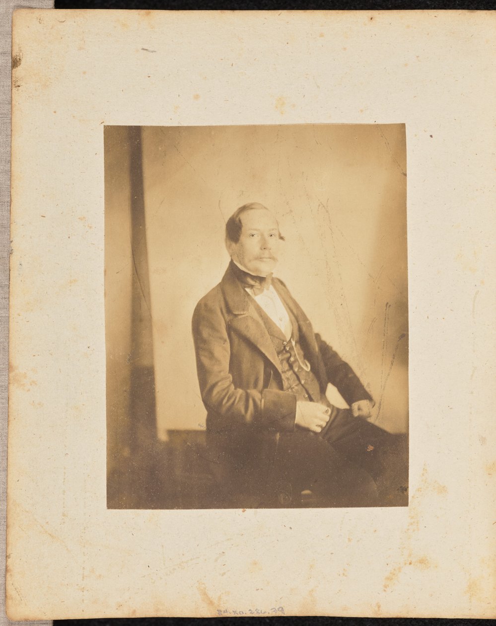 [Studioportret van een man]. door Jakob Höflinger