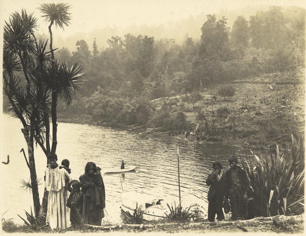 Lake Waikaremoana, 1908 door James McDonald